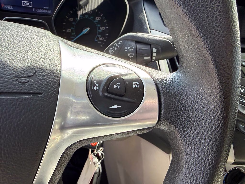 2014 Oxford White Ford Focus SE FWD Hatchback