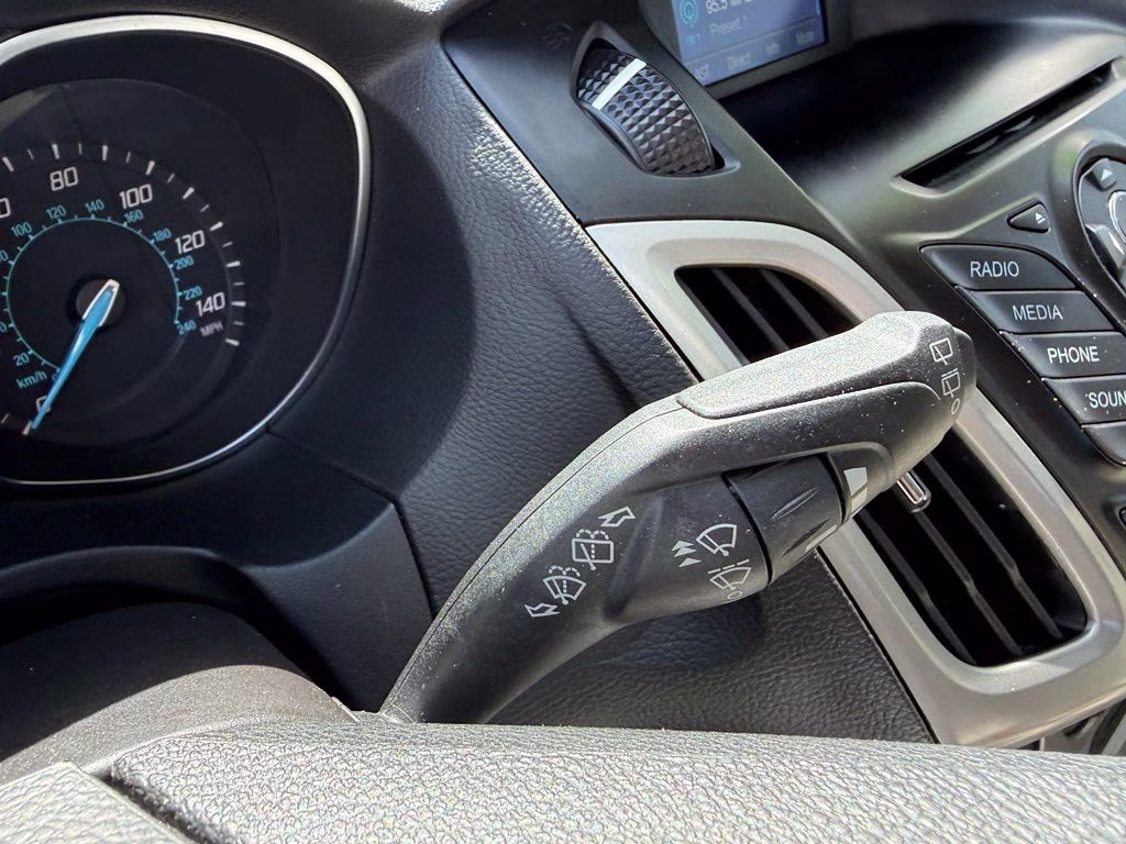 2014 Oxford White Ford Focus SE FWD Hatchback
