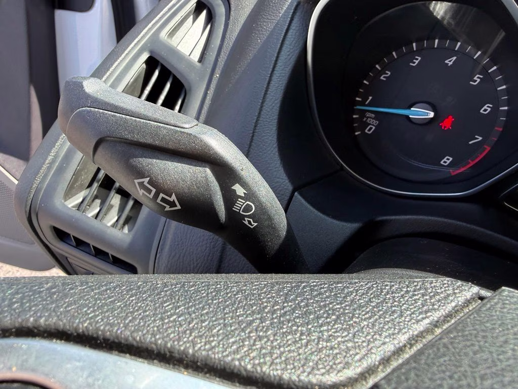 2014 Oxford White Ford Focus SE FWD Hatchback