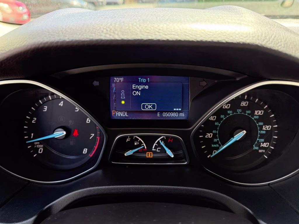 2014 Oxford White Ford Focus SE FWD Hatchback