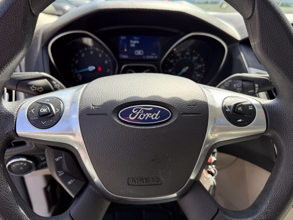 2014 Oxford White Ford Focus SE FWD Hatchback