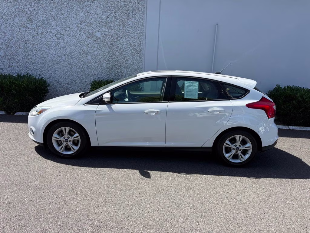 2014 Oxford White Ford Focus SE FWD Hatchback