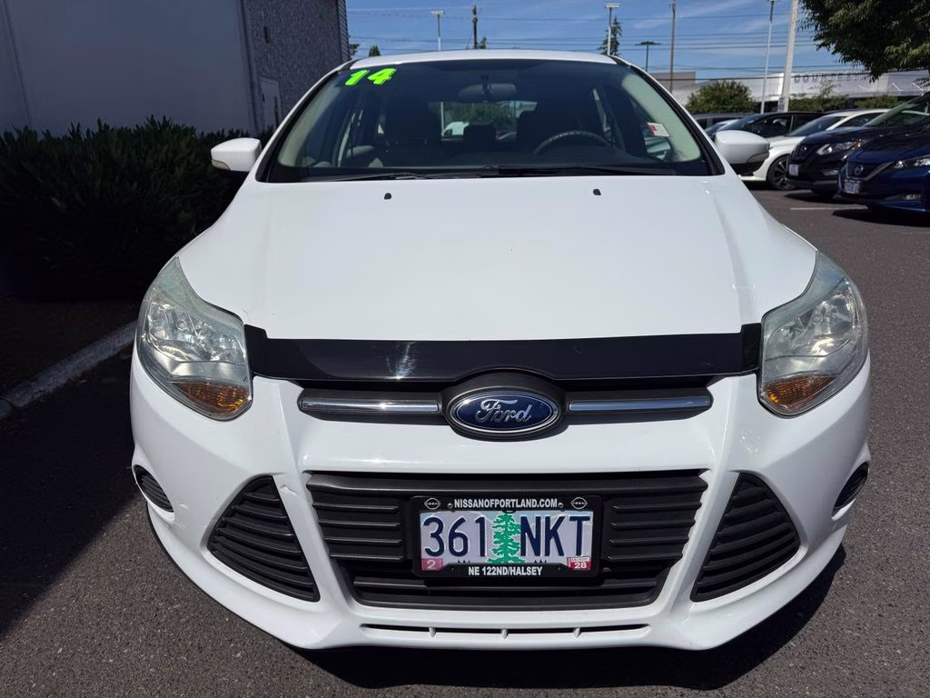 2014 Oxford White Ford Focus SE FWD Hatchback