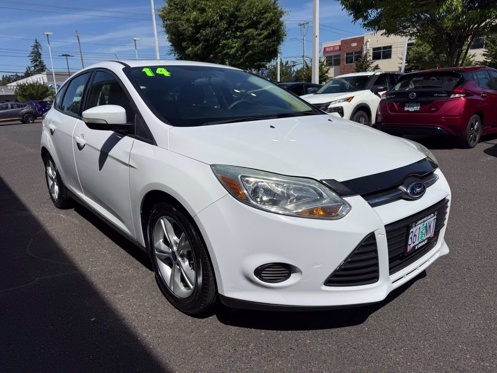 2014 Oxford White Ford Focus SE FWD Hatchback