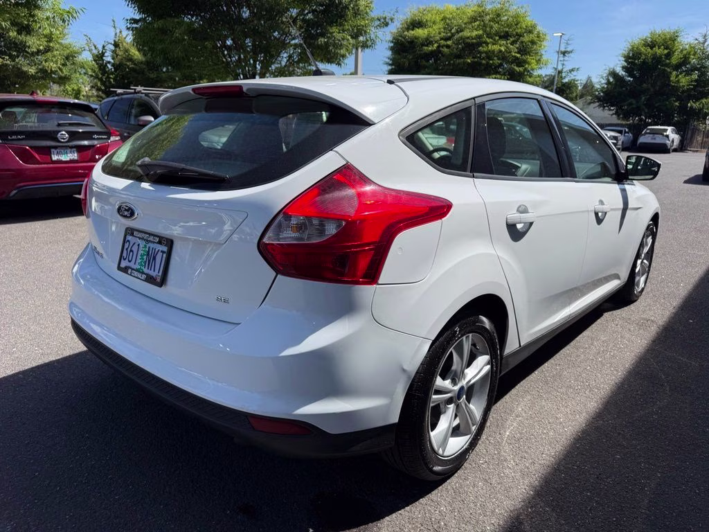 2014 Oxford White Ford Focus SE FWD Hatchback
