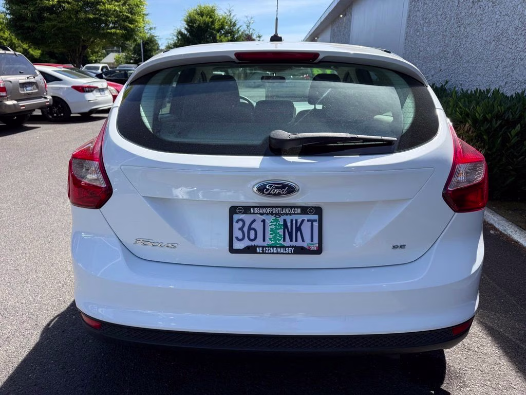 2014 Oxford White Ford Focus SE FWD Hatchback