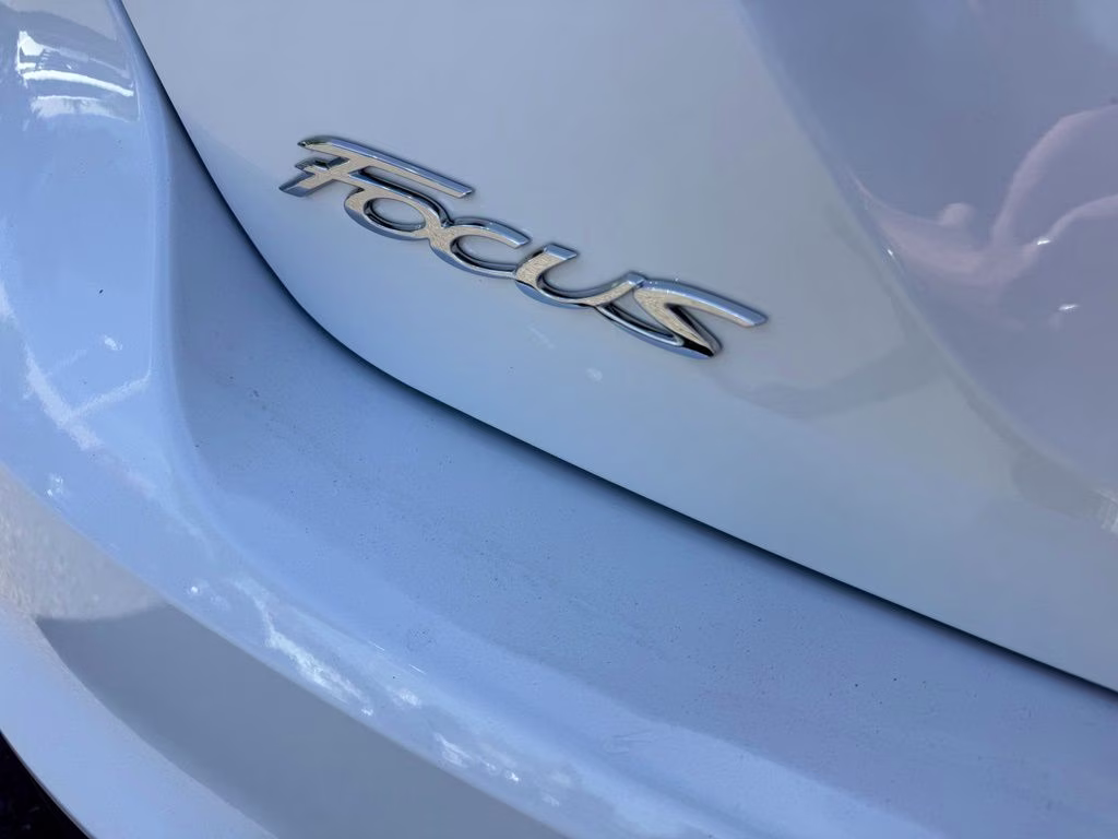 2014 Oxford White Ford Focus SE FWD Hatchback