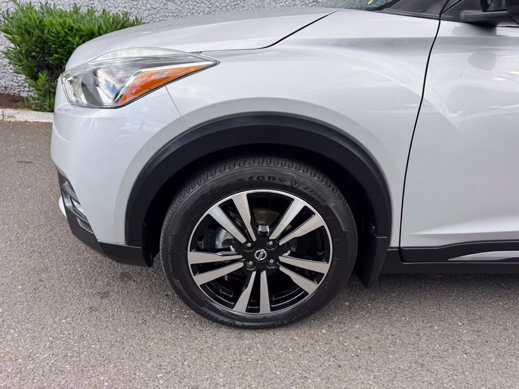 2020 Brilliant Silver Metallic Nissan Kicks SR FWD SUV