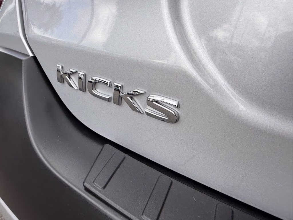 2020 Brilliant Silver Metallic Nissan Kicks SR FWD SUV