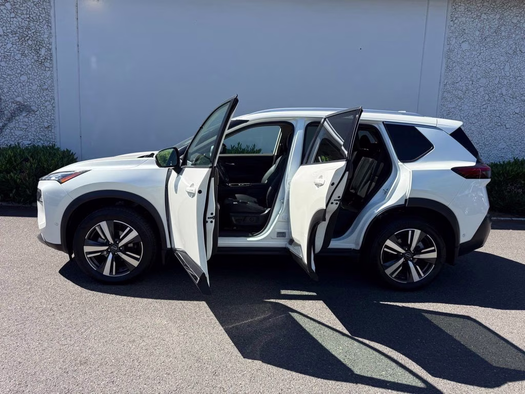 2023 Pearl White Tricoat Nissan Rogue SL AWD SUV