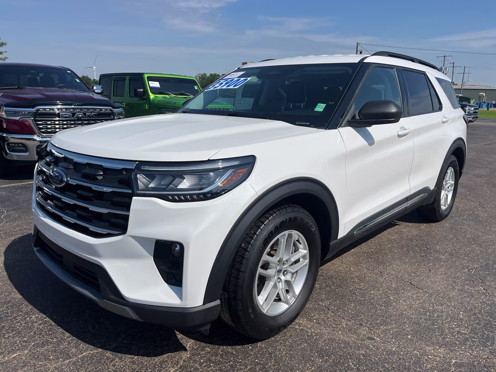 2025 Star White Metallic Tri-Coat Ford Explorer Active RWD SUV