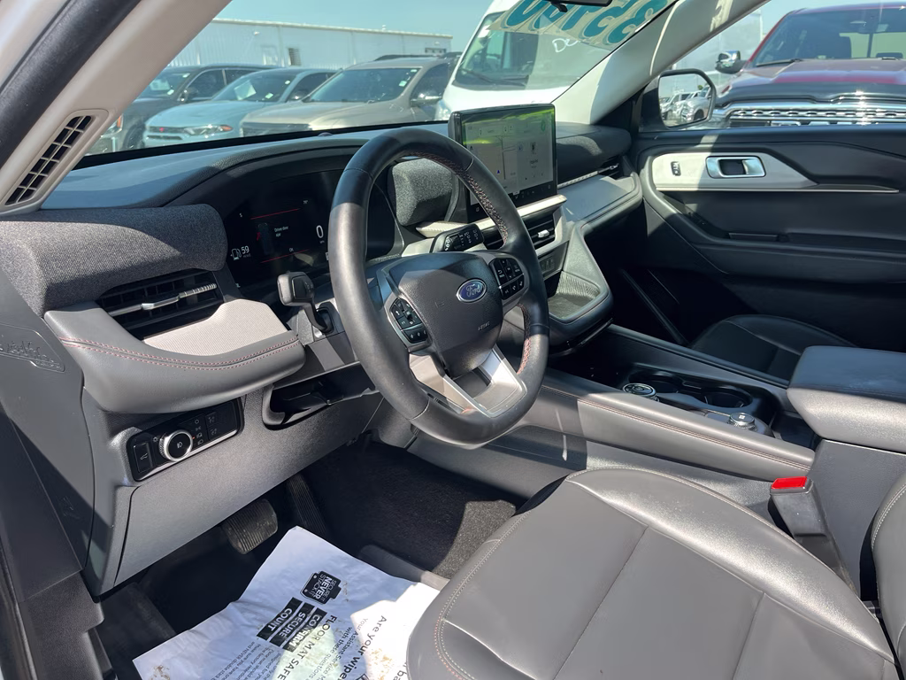2025 Star White Metallic Tri-Coat Ford Explorer Active RWD SUV