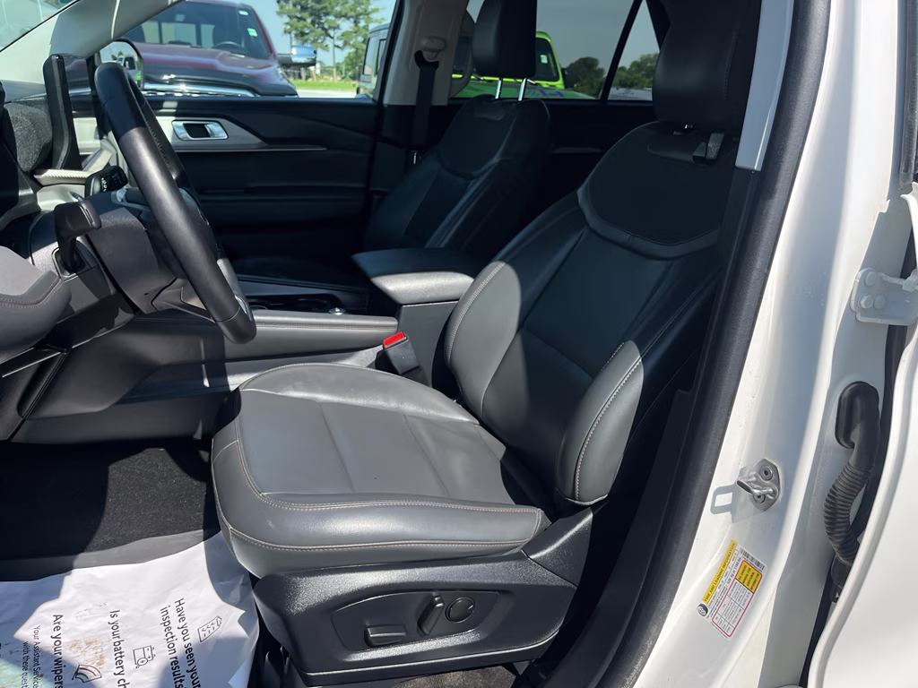 2025 Star White Metallic Tri-Coat Ford Explorer Active RWD SUV