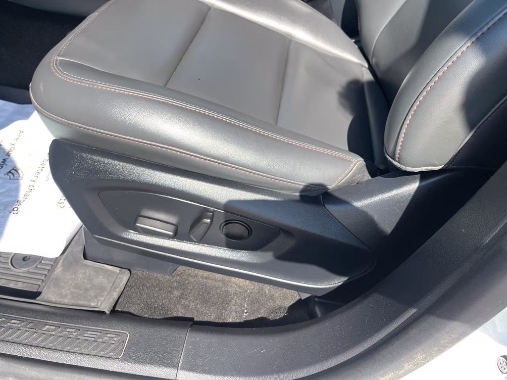 2025 Star White Metallic Tri-Coat Ford Explorer Active RWD SUV