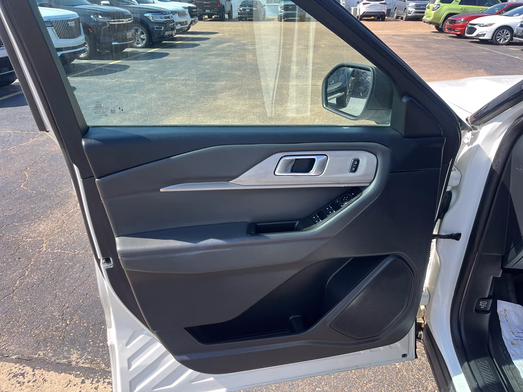 2025 Star White Metallic Tri-Coat Ford Explorer Active RWD SUV