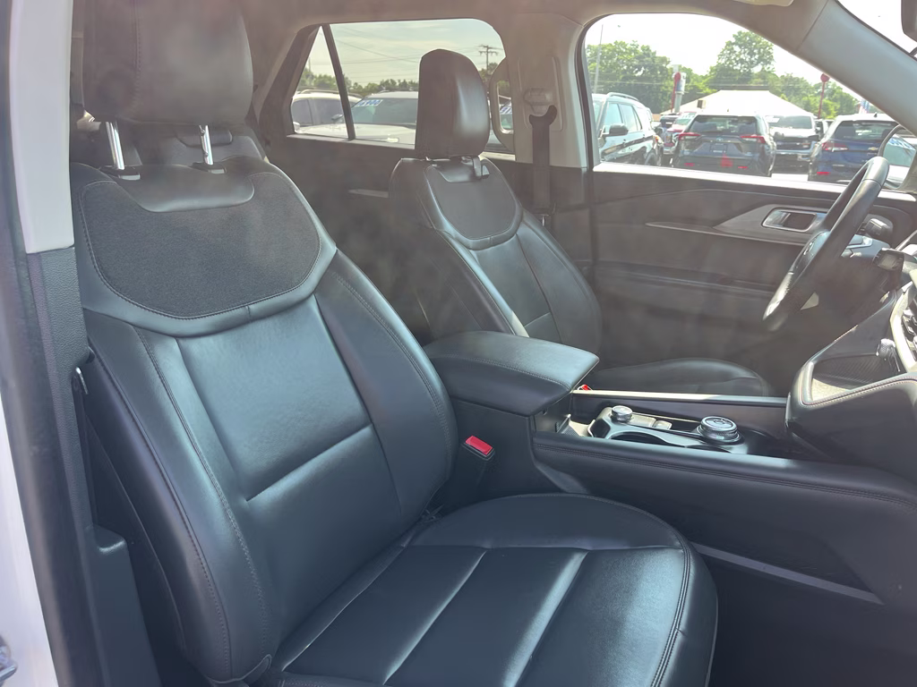 2025 Star White Metallic Tri-Coat Ford Explorer Active RWD SUV