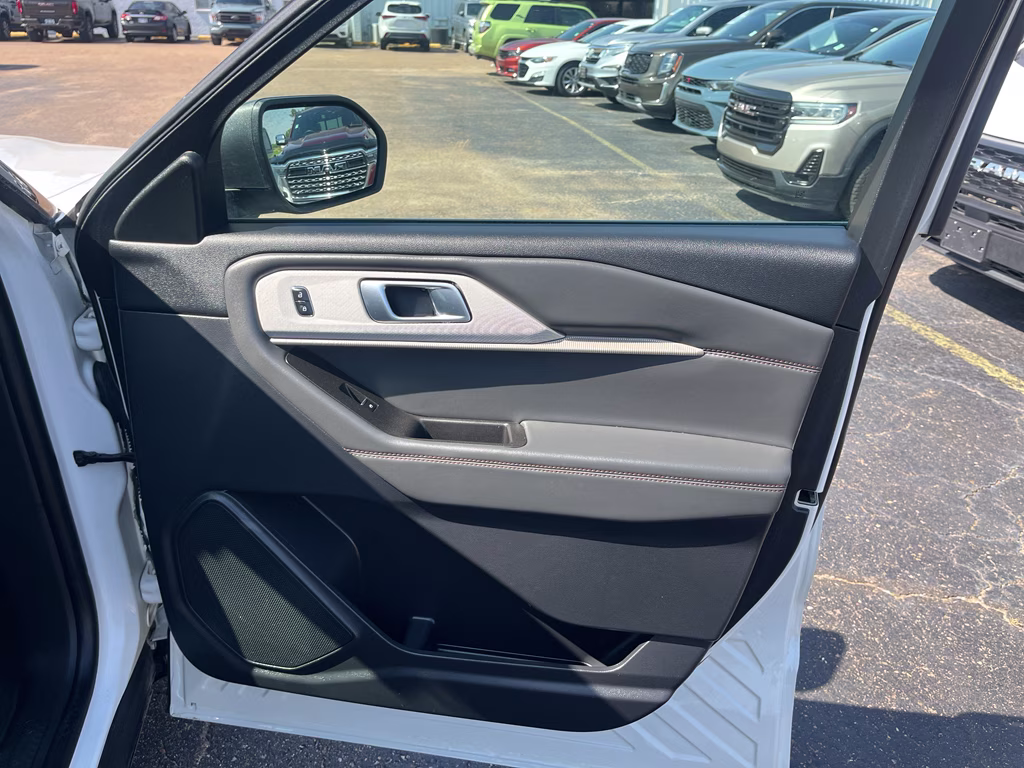 2025 Star White Metallic Tri-Coat Ford Explorer Active RWD SUV