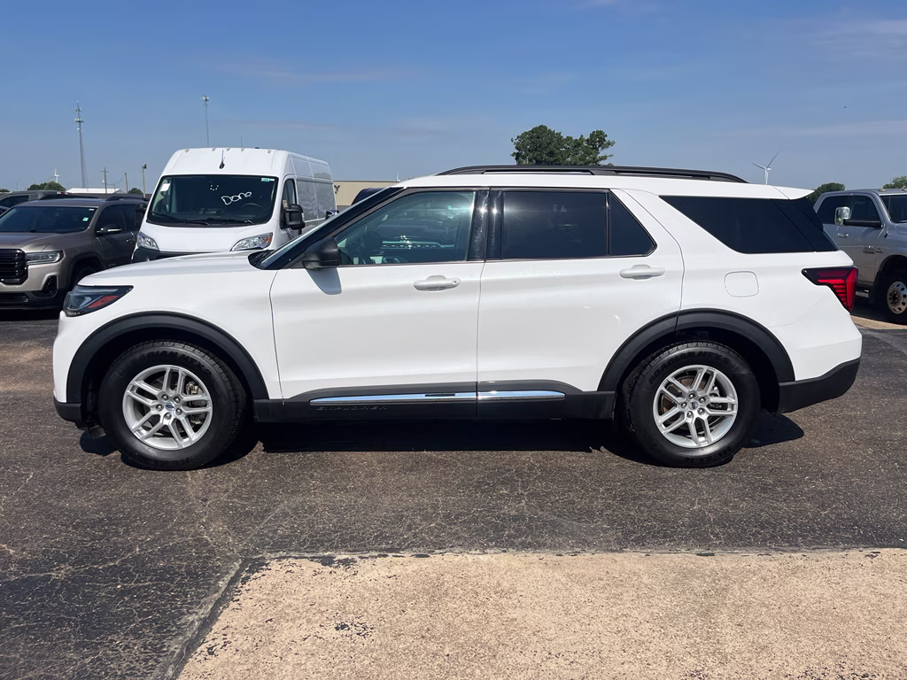 2025 Star White Metallic Tri-Coat Ford Explorer Active RWD SUV