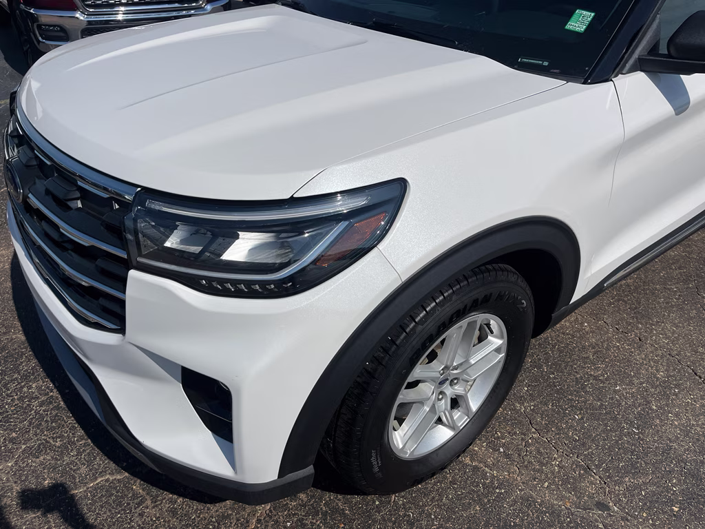 2025 Star White Metallic Tri-Coat Ford Explorer Active RWD SUV