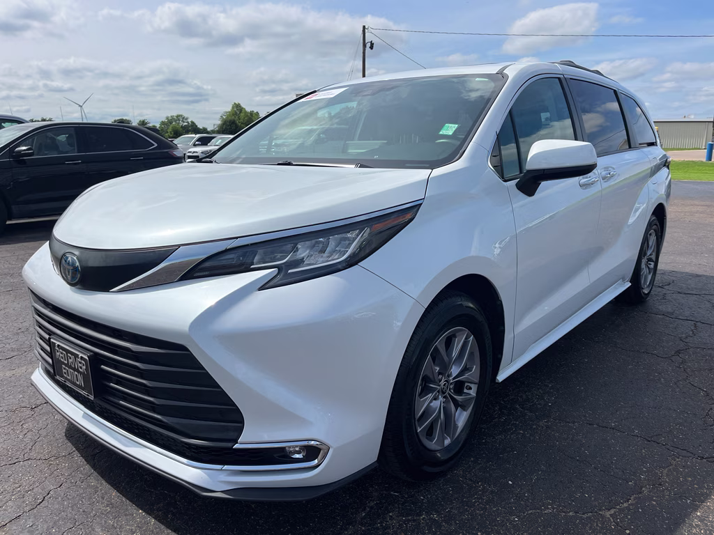 2022 Wind Chill Pearl Toyota Sienna XLE FWD Van