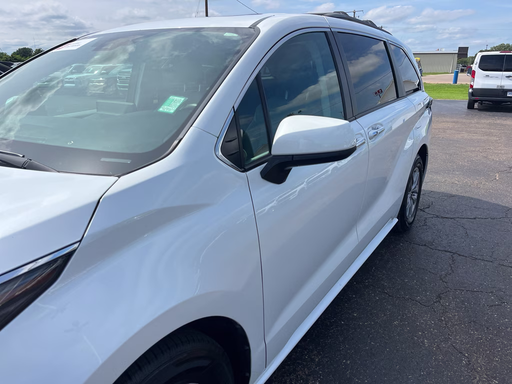 2022 Wind Chill Pearl Toyota Sienna XLE FWD Van