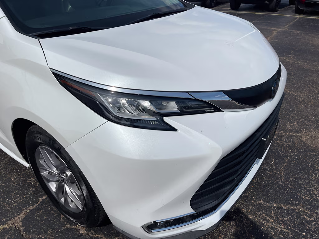 2022 Wind Chill Pearl Toyota Sienna XLE FWD Van