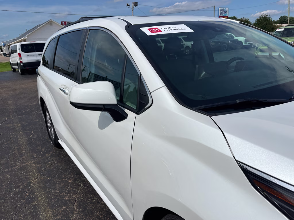 2022 Wind Chill Pearl Toyota Sienna XLE FWD Van