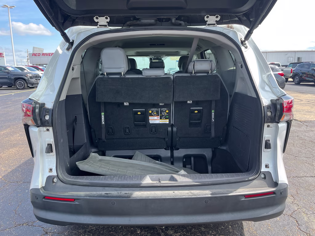 2022 Wind Chill Pearl Toyota Sienna XLE FWD Van