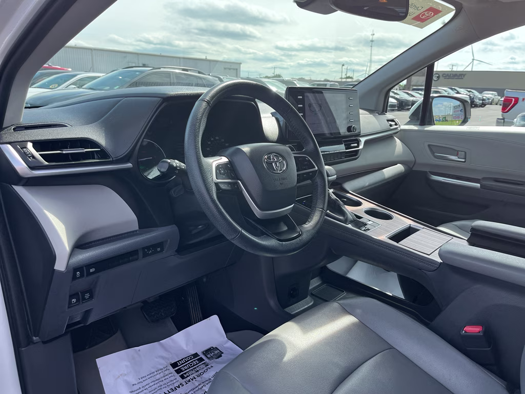 2022 Wind Chill Pearl Toyota Sienna XLE FWD Van