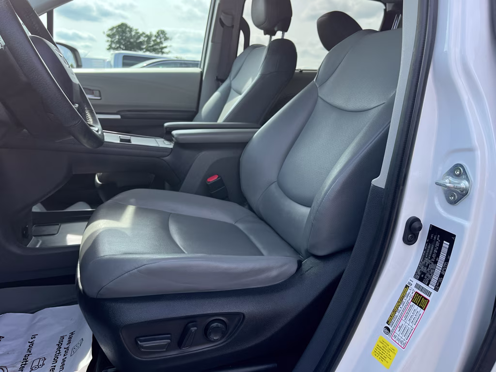 2022 Wind Chill Pearl Toyota Sienna XLE FWD Van