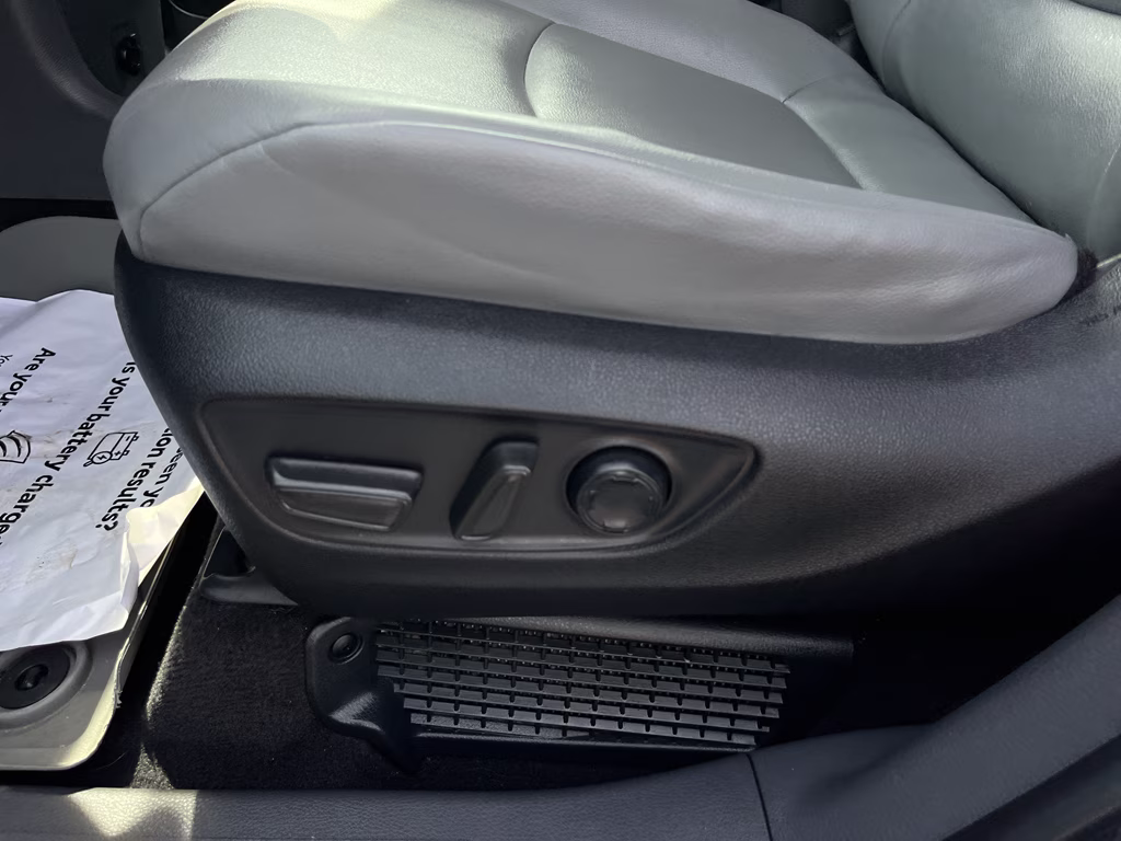 2022 Wind Chill Pearl Toyota Sienna XLE FWD Van