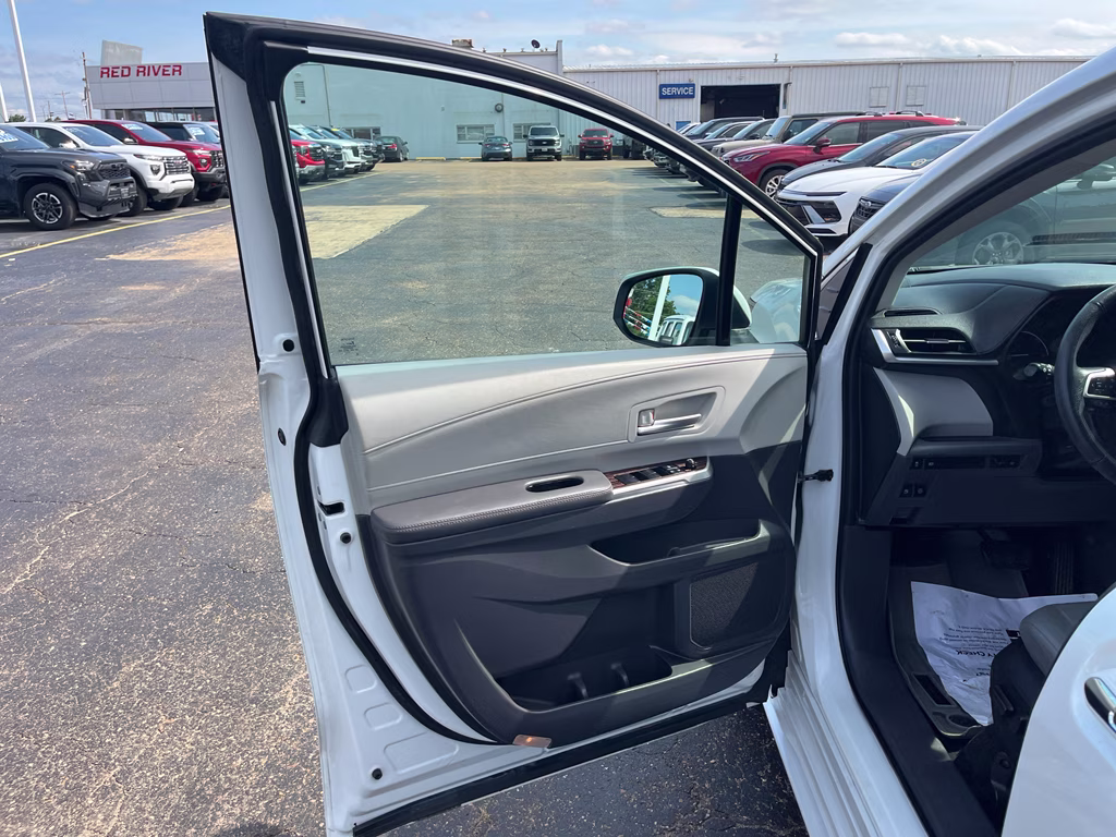2022 Wind Chill Pearl Toyota Sienna XLE FWD Van