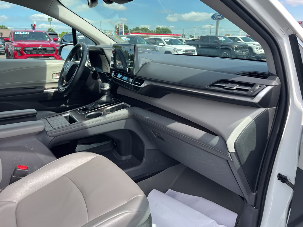 2022 Wind Chill Pearl Toyota Sienna XLE FWD Van