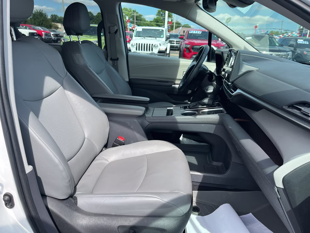 2022 Wind Chill Pearl Toyota Sienna XLE FWD Van