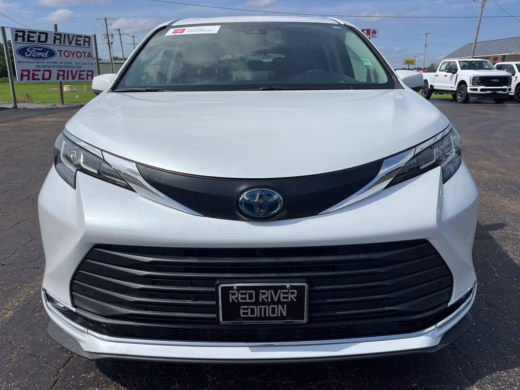 2022 Wind Chill Pearl Toyota Sienna XLE FWD Van