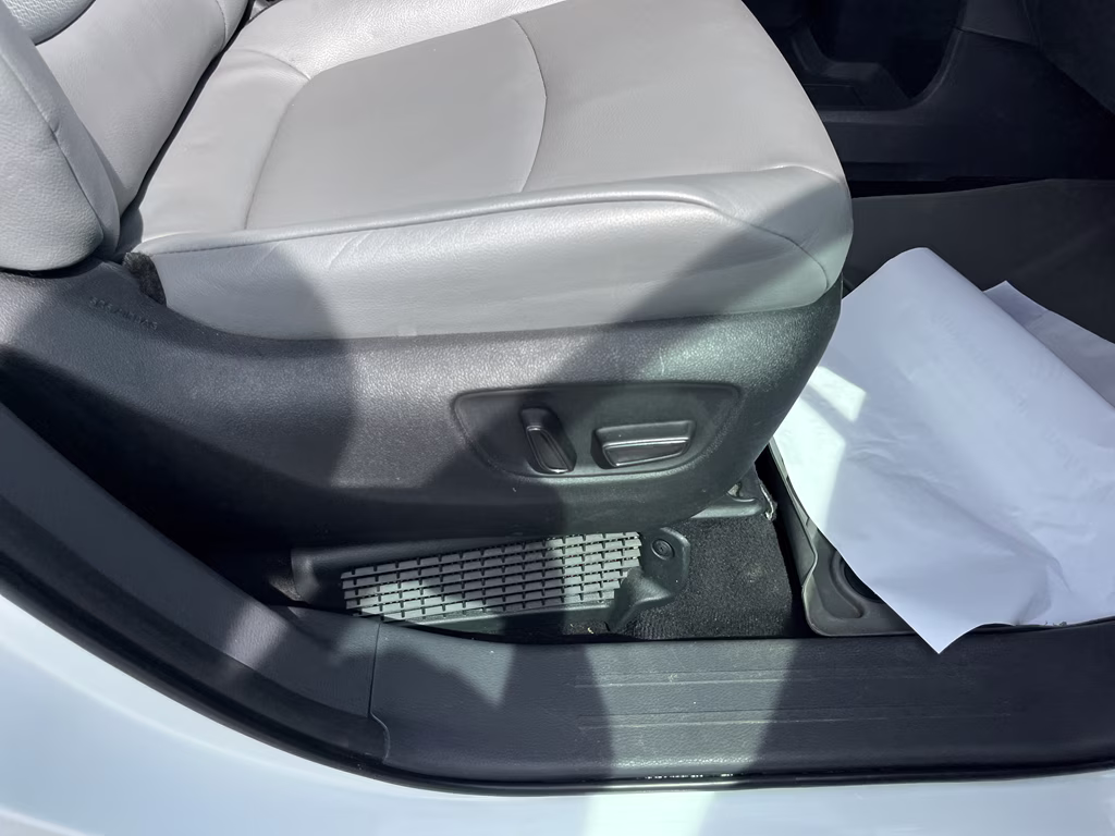 2022 Wind Chill Pearl Toyota Sienna XLE FWD Van