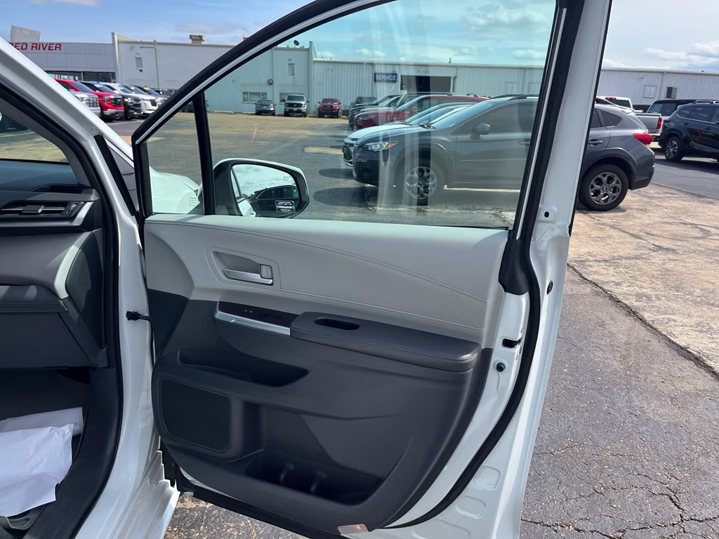 2022 Wind Chill Pearl Toyota Sienna XLE FWD Van