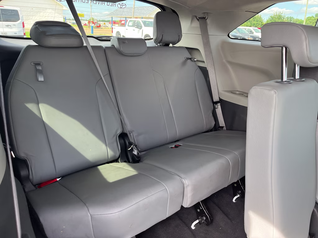 2022 Wind Chill Pearl Toyota Sienna XLE FWD Van