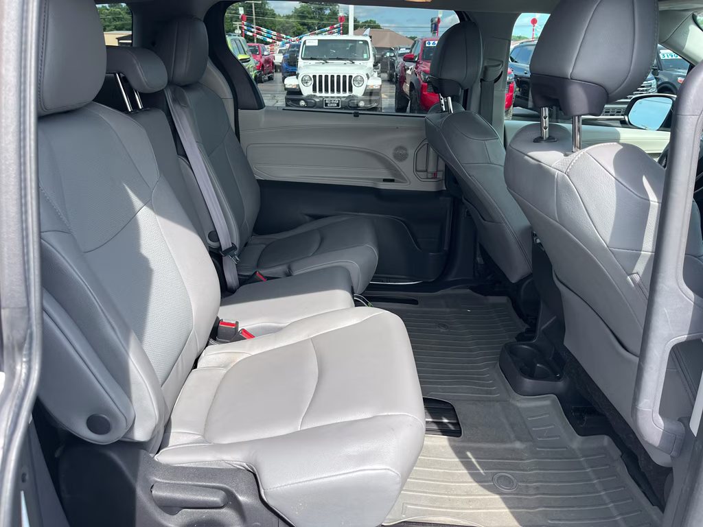 2022 Wind Chill Pearl Toyota Sienna XLE FWD Van