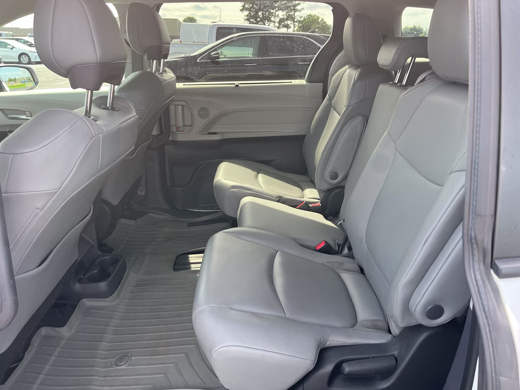 2022 Wind Chill Pearl Toyota Sienna XLE FWD Van