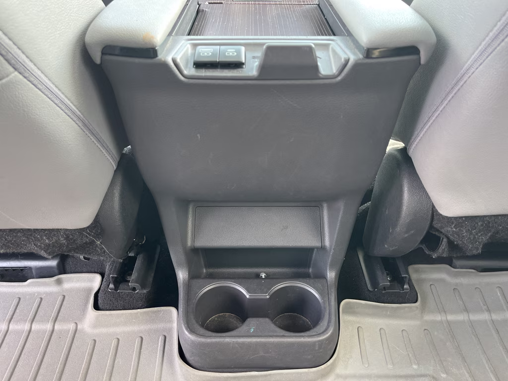 2022 Wind Chill Pearl Toyota Sienna XLE FWD Van