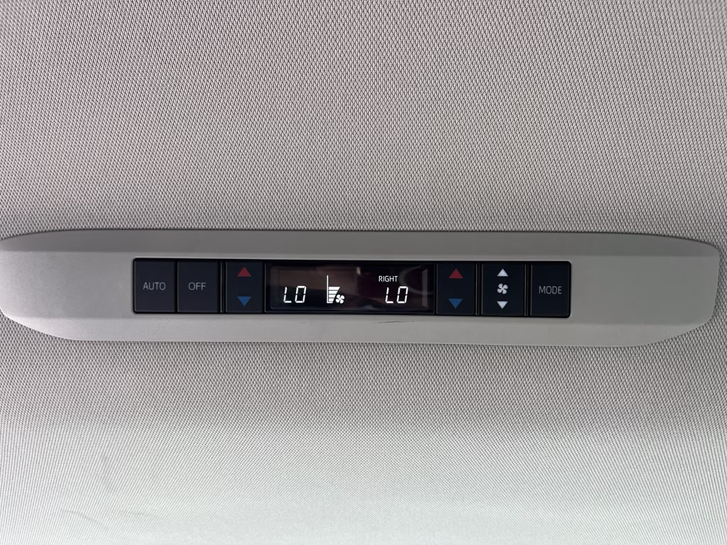 2022 Wind Chill Pearl Toyota Sienna XLE FWD Van