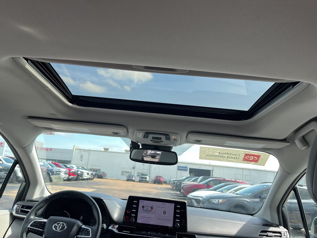 2022 Wind Chill Pearl Toyota Sienna XLE FWD Van
