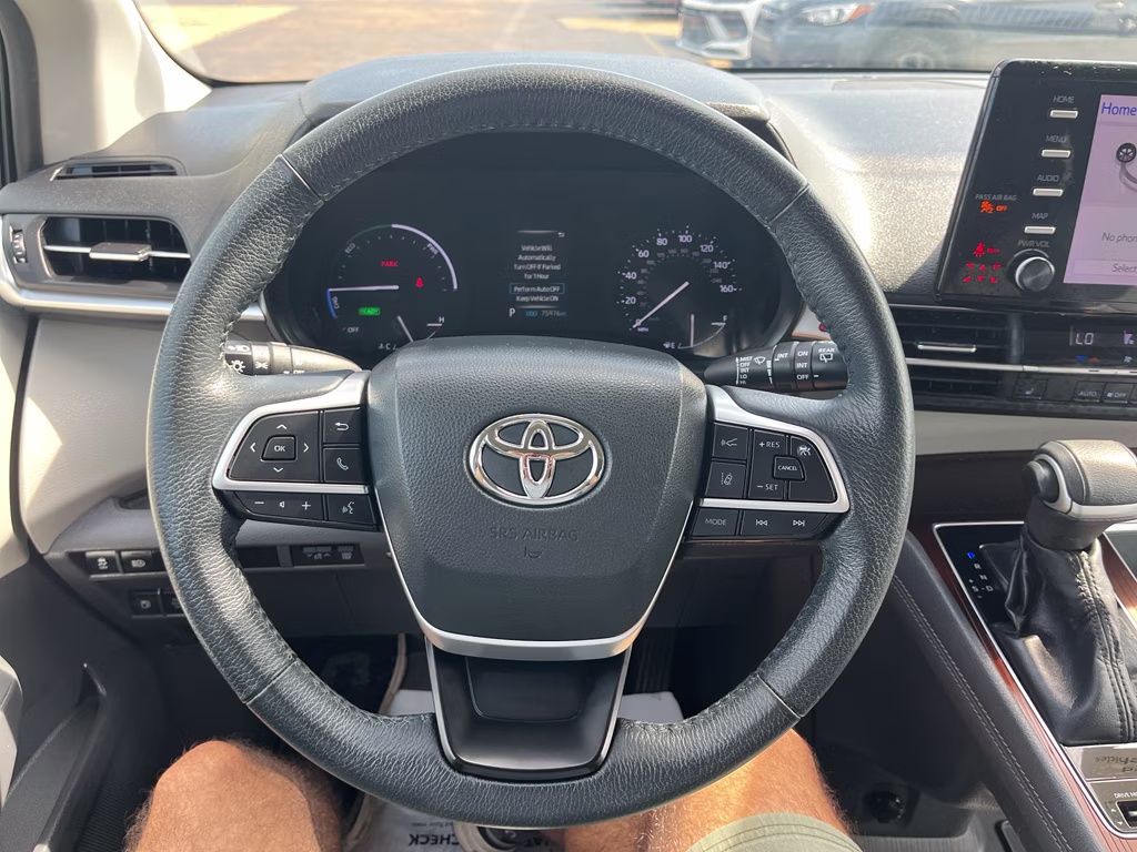2022 Wind Chill Pearl Toyota Sienna XLE FWD Van