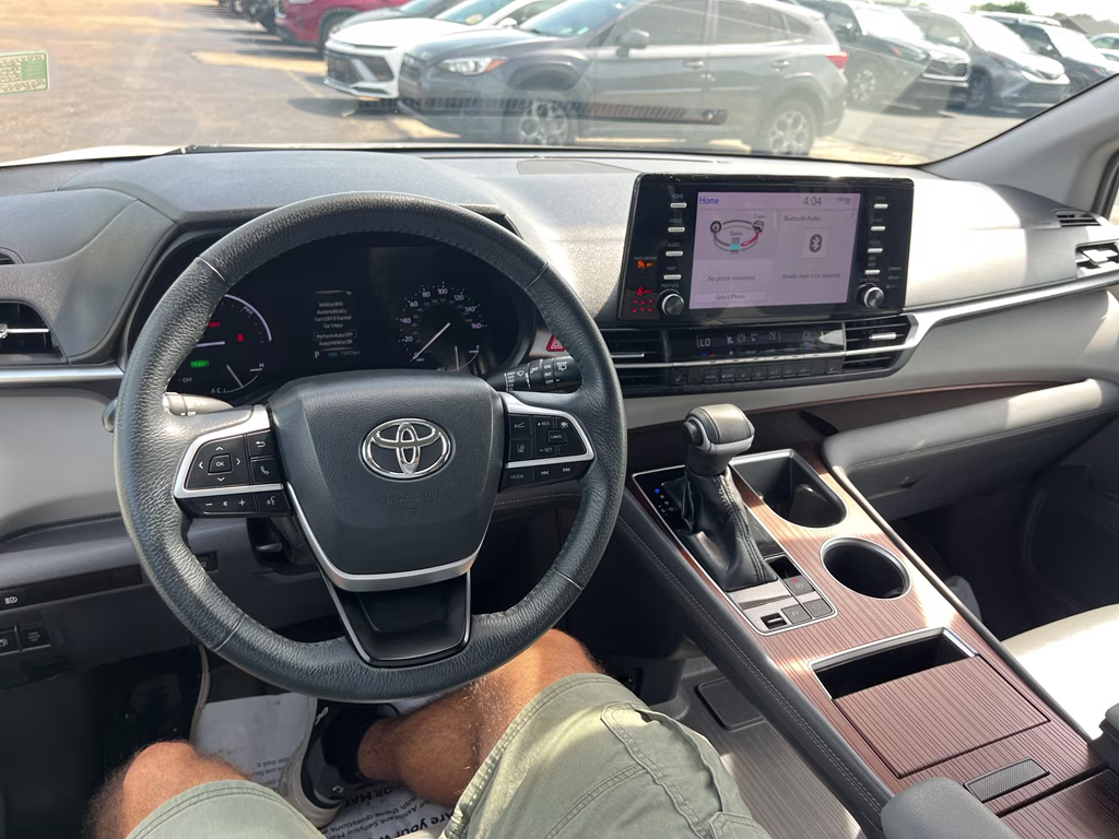 2022 Wind Chill Pearl Toyota Sienna XLE FWD Van