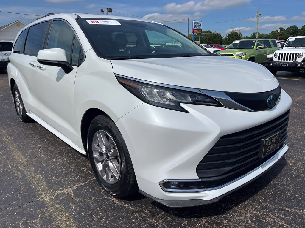 2022 Wind Chill Pearl Toyota Sienna XLE FWD Van