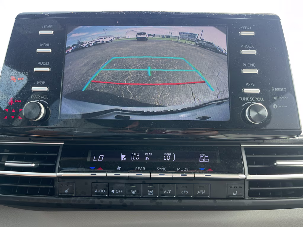 2022 Wind Chill Pearl Toyota Sienna XLE FWD Van