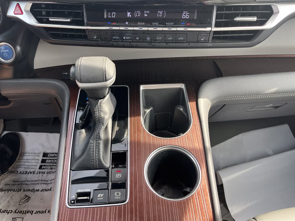 2022 Wind Chill Pearl Toyota Sienna XLE FWD Van