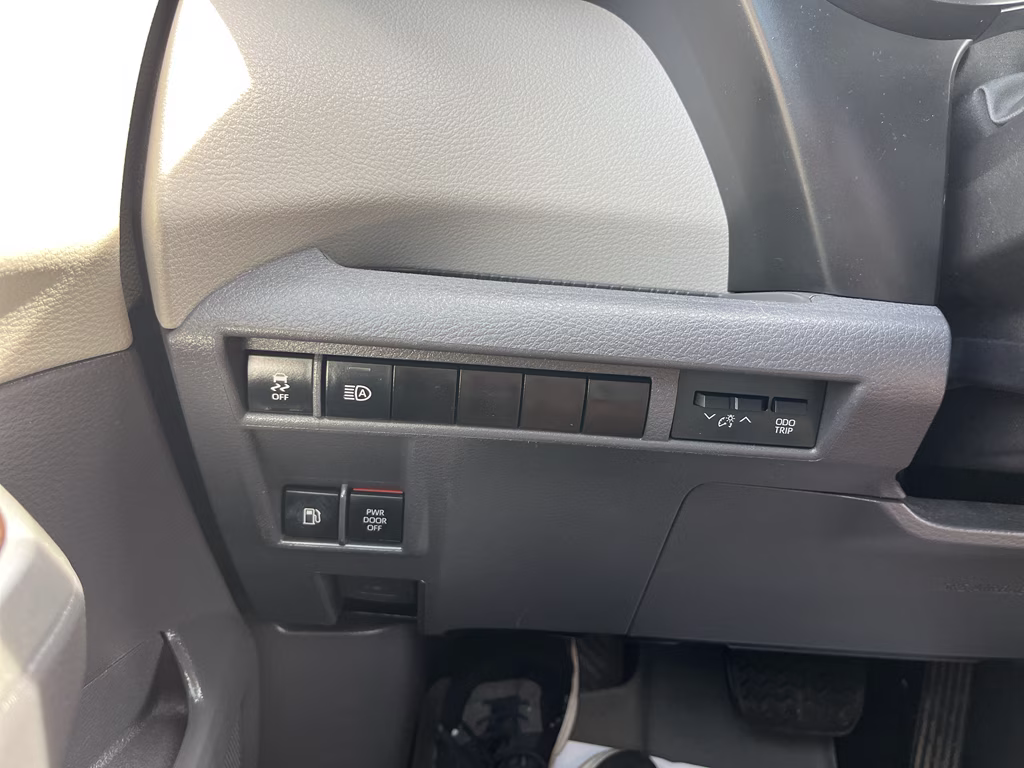 2022 Wind Chill Pearl Toyota Sienna XLE FWD Van