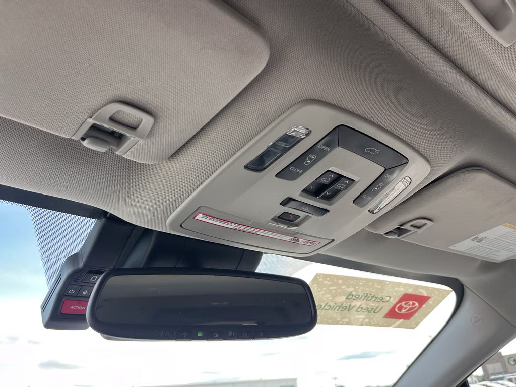 2022 Wind Chill Pearl Toyota Sienna XLE FWD Van